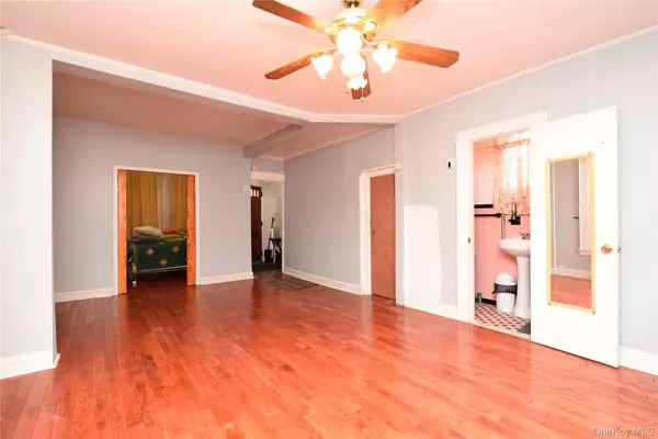 Woodhaven, NY 11421,86-09 76th ST