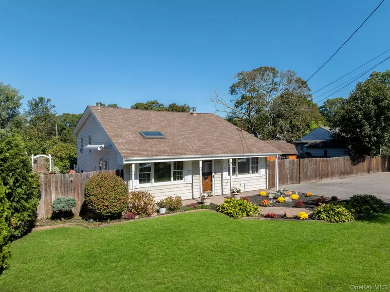 3 Hoover CT, Mastic, NY 11950