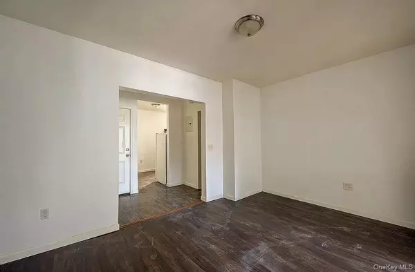 Middle Village, NY 11379,72-47 Metropolitan AVE #2F