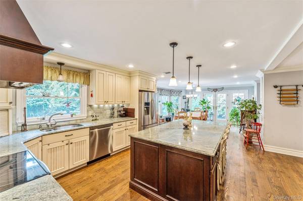 Glen Cove, NY 11542,15 Ridge RD