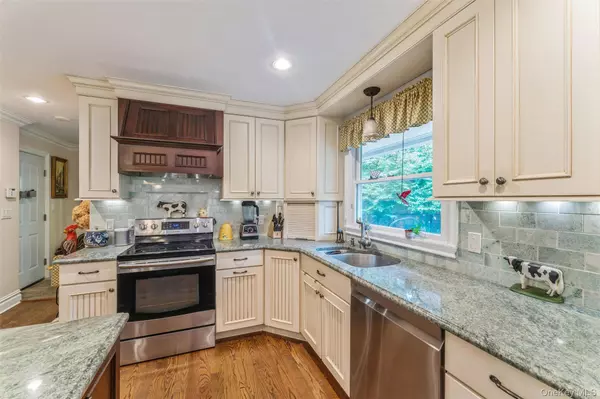 Glen Cove, NY 11542,15 Ridge RD