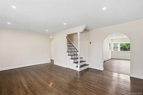Farmingdale, NY 11735,34 Meadow Wood LN
