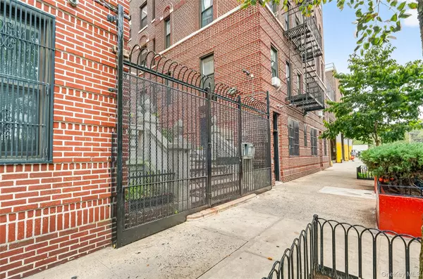 Bronx, NY 10457,1976 Lafontaine AVE #4D