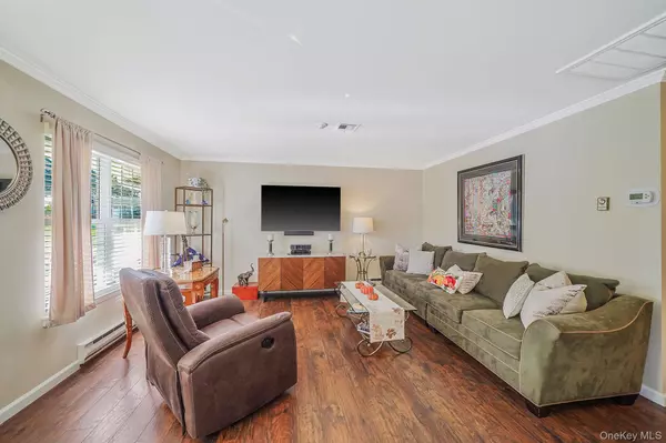 Ridge, NY 11961,449 Arlington DR #A