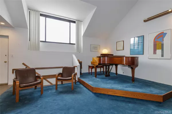 Great Neck, NY 11021,21 CANTERBURY #17