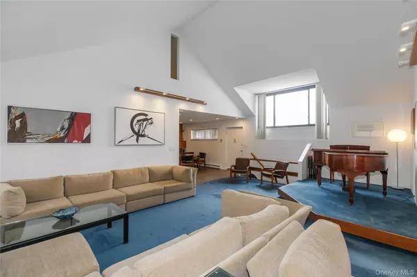 Great Neck, NY 11021,21 CANTERBURY #17