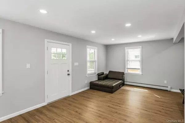 Huntington Station, NY 11746,4 W 11th ST