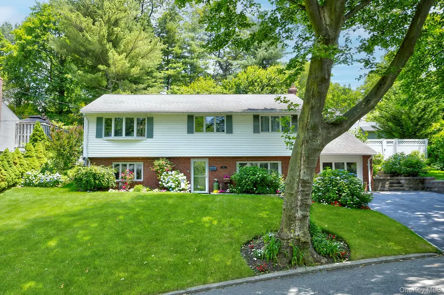 94 Iceland DR, South Huntington, NY 11746