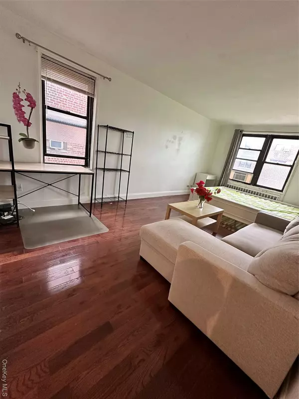 Kew Garden Hills, NY 11367,150-30 71 AVE #5E