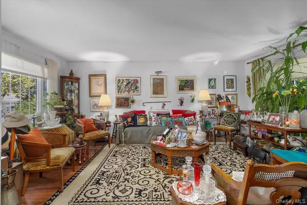 Bay Shore, NY 11706,2 Flower Hill LN