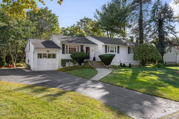 2 Flower Hill LN, Bay Shore, NY 11706