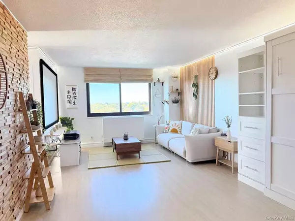 1 Bay Club DR #12U, Bayside, NY 11360