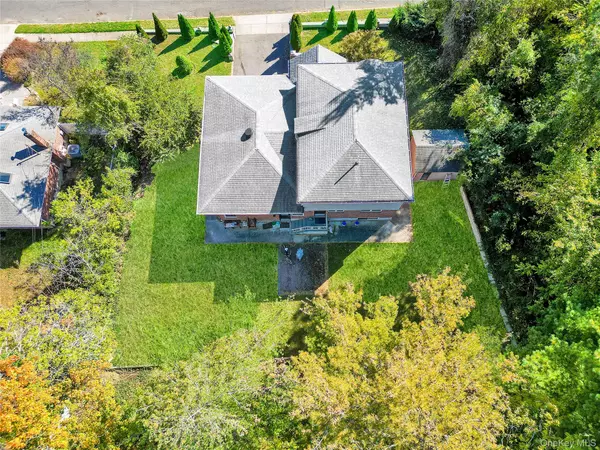 300 Ellen PL, Jericho, NY 11753