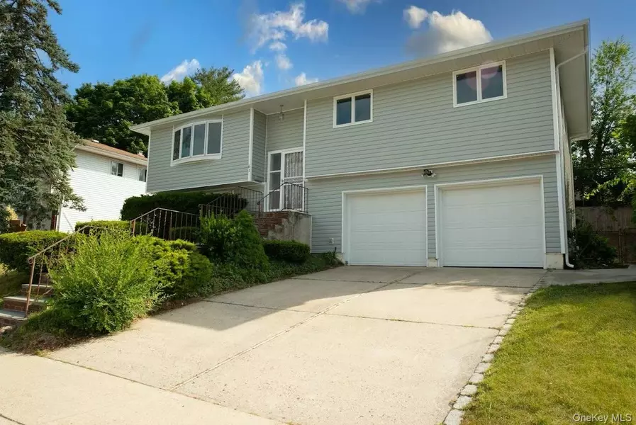 61 Beaumont DR, Plainview, NY 11803