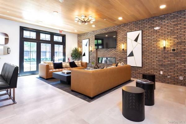 Sleepy Hollow, NY 10591,102 Legend DR #101