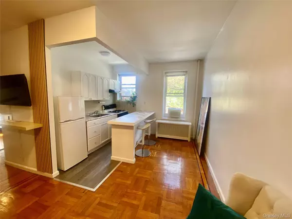 Jackson Heights, NY 11372,92-02 37 ST