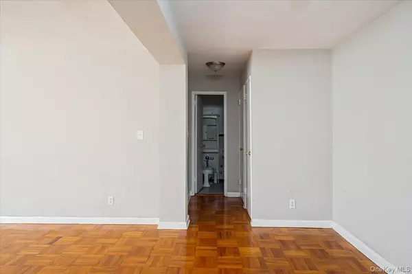 Yonkers, NY 10710,3 Sadore LN #2J