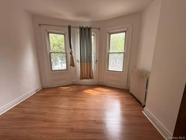 Bronx, NY 10462,1859 Matthews Avenue #2