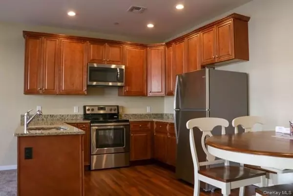 Islip, NY 11751,46 Islip AVE #205