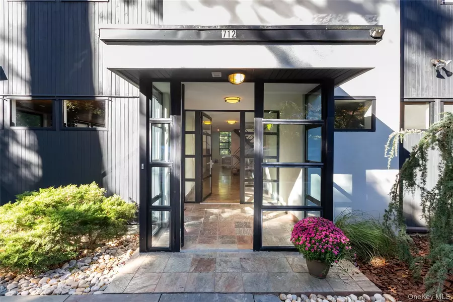 712 Ladd RD, Bronx, NY 10471