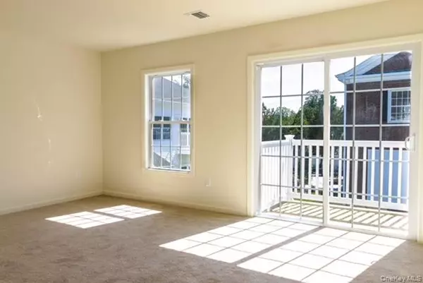 Islip, NY 11751,46 Islip AVE #403