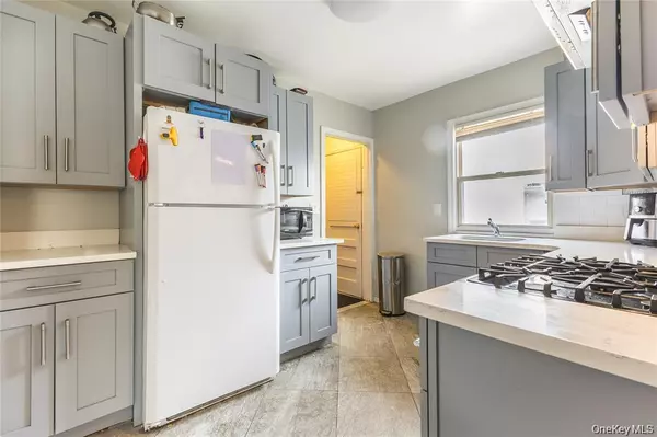 Jamaica Estates, NY 11432,80-15A 168th ST