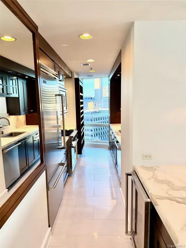 White Plains, NY 10601,1 Renaissance SQ