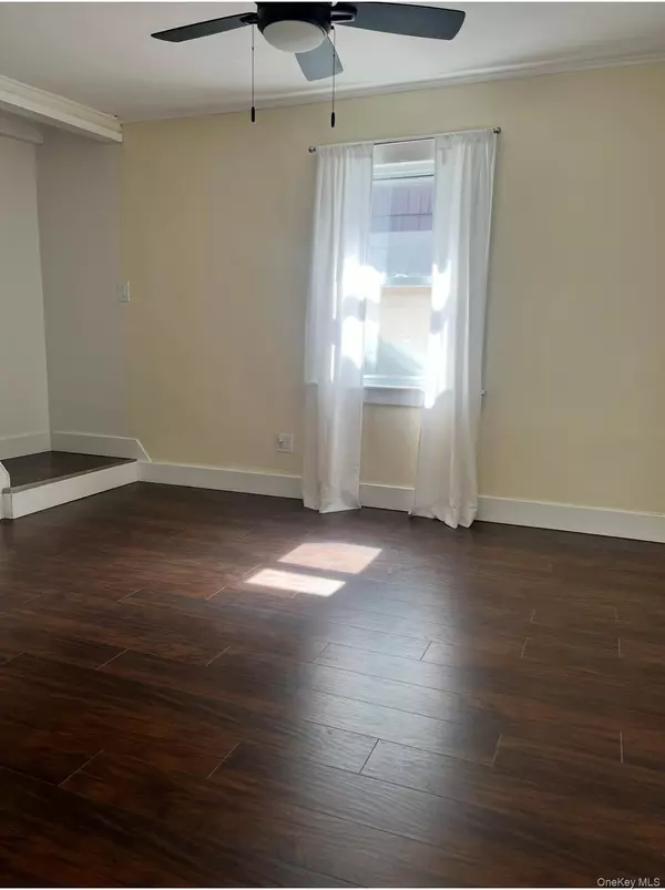 Queens Village, NY 11428,93-31 215 Street