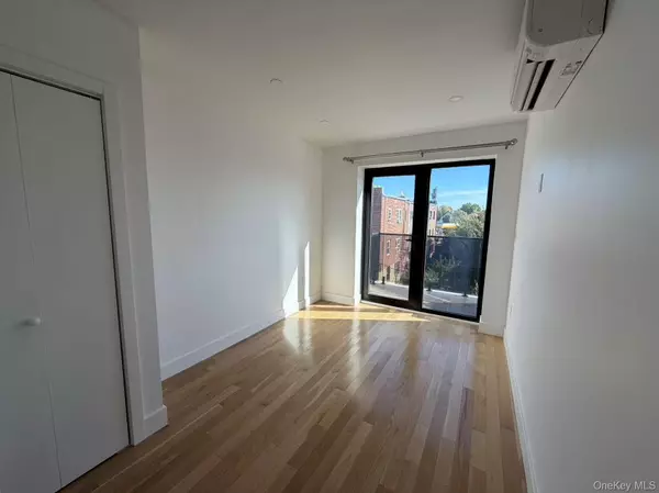 Flushing, NY 11358,165-02 Sanford AVE #206