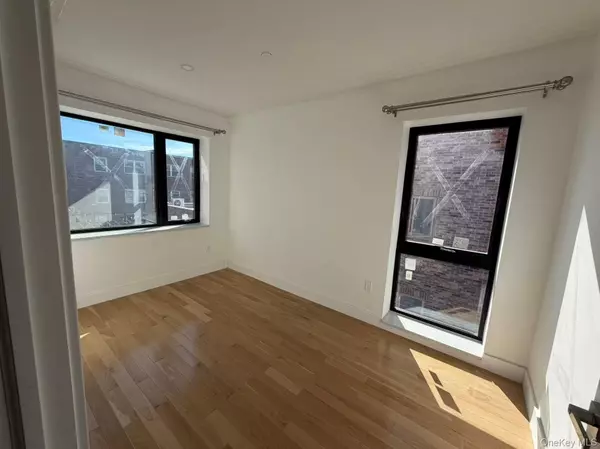 Flushing, NY 11358,165-02 Sanford AVE #206