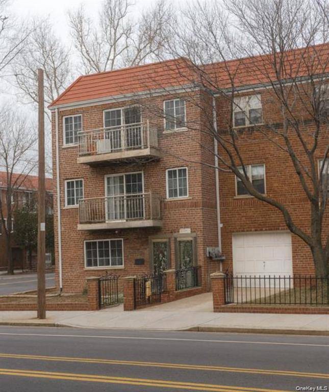 East Elmhurst, NY 11370,72-01 31st AVE