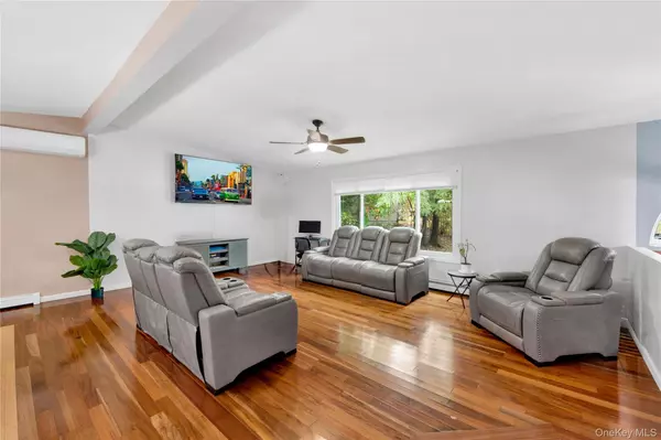 Poughkeepsie, NY 12603,241 Overlook RD