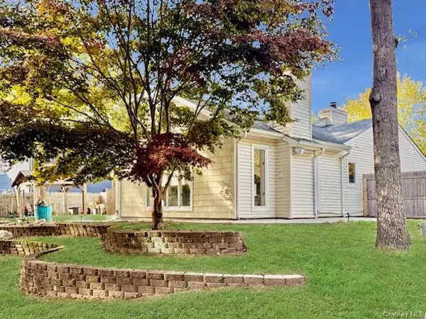 Ridge, NY 11961,8 Fox Hollow LN