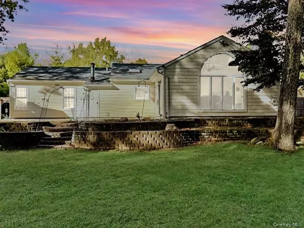 Ridge, NY 11961,8 Fox Hollow LN