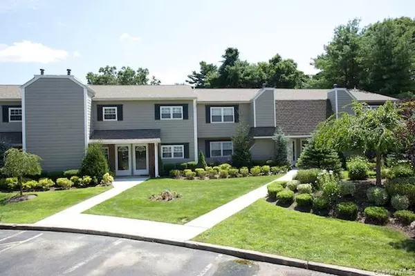Middle Island, NY 11953,402 Lake Pointe DR #402