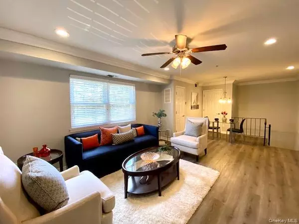 Middle Island, NY 11953,462 Lake Pointe DR #462