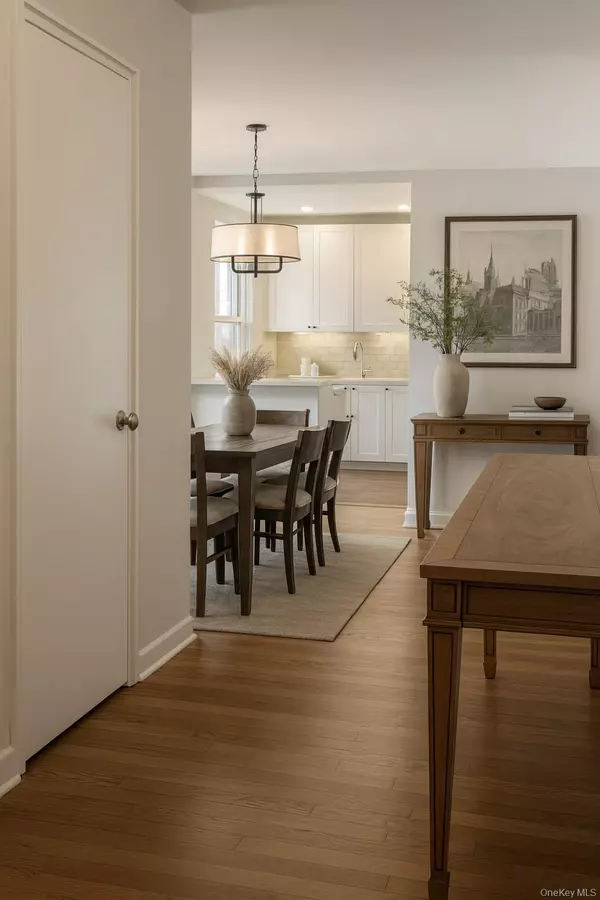 Roslyn Heights, NY 11577,7 Edwards #2G