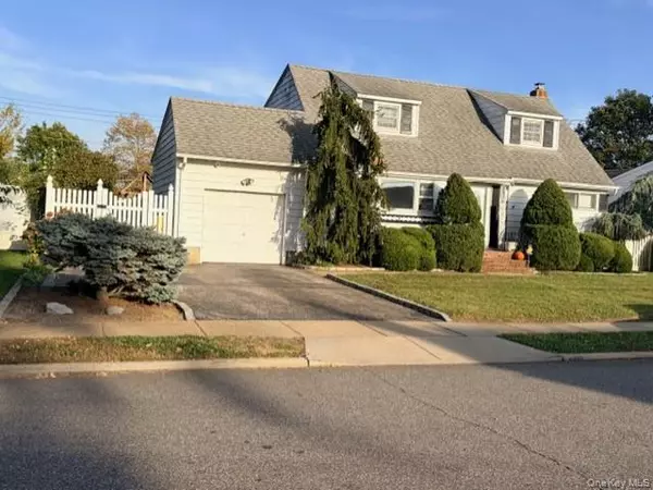 Massapequa Park, NY 11762,17 Linwood PL
