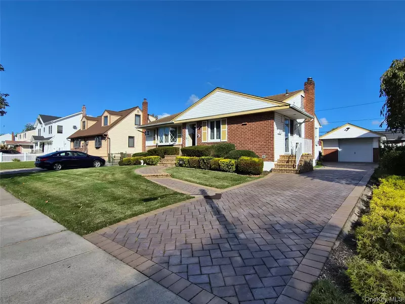 35 Elwood AVE, Hicksville, NY 11801