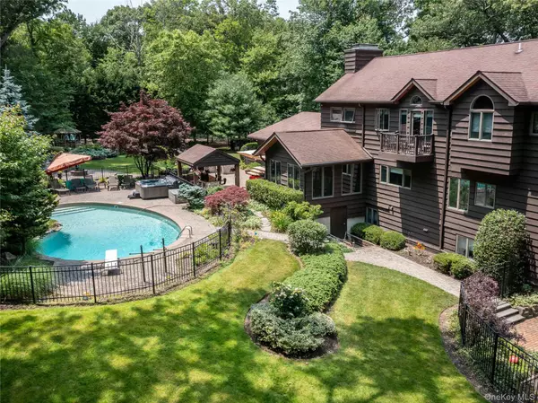 Greenlawn, NY 11740,6 Arbutus RD