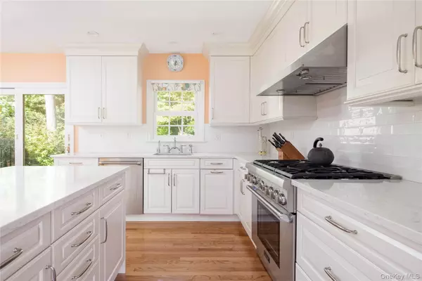 Glen Cove, NY 11542,7 Rabbit Run