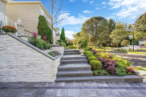 Hauppauge, NY 11788,14 Hamlet DR