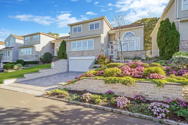 14 Hamlet DR, Hauppauge, NY 11788