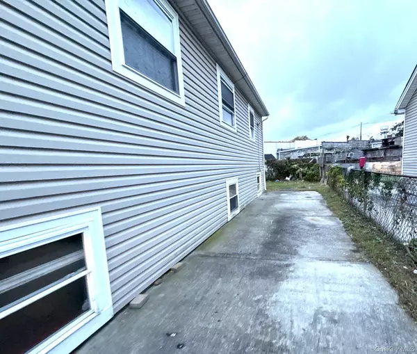 Freeport, NY 11520,11 Mount AVE