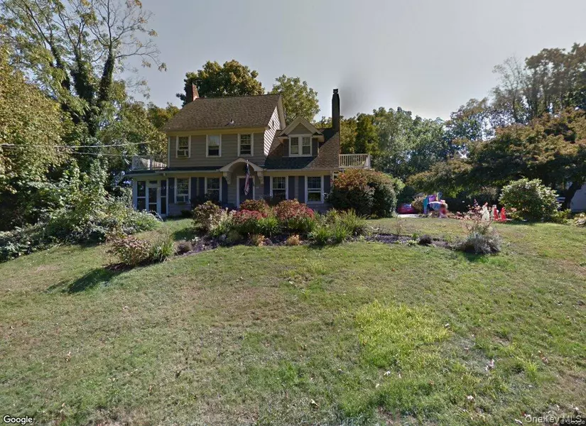 28 Harbor Heights DR, Centerport, NY 11721
