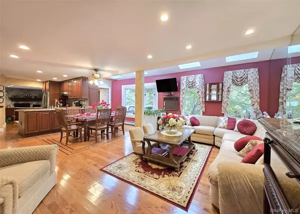 Centereach, NY 11720,7 Royal Oaks DR