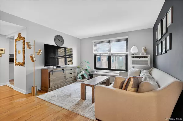 Great Neck, NY 11021,5 Terrace CIR #3A