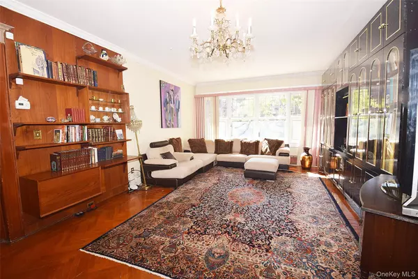 Kew Gardens, NY 11415,83-28 Abingdon RD