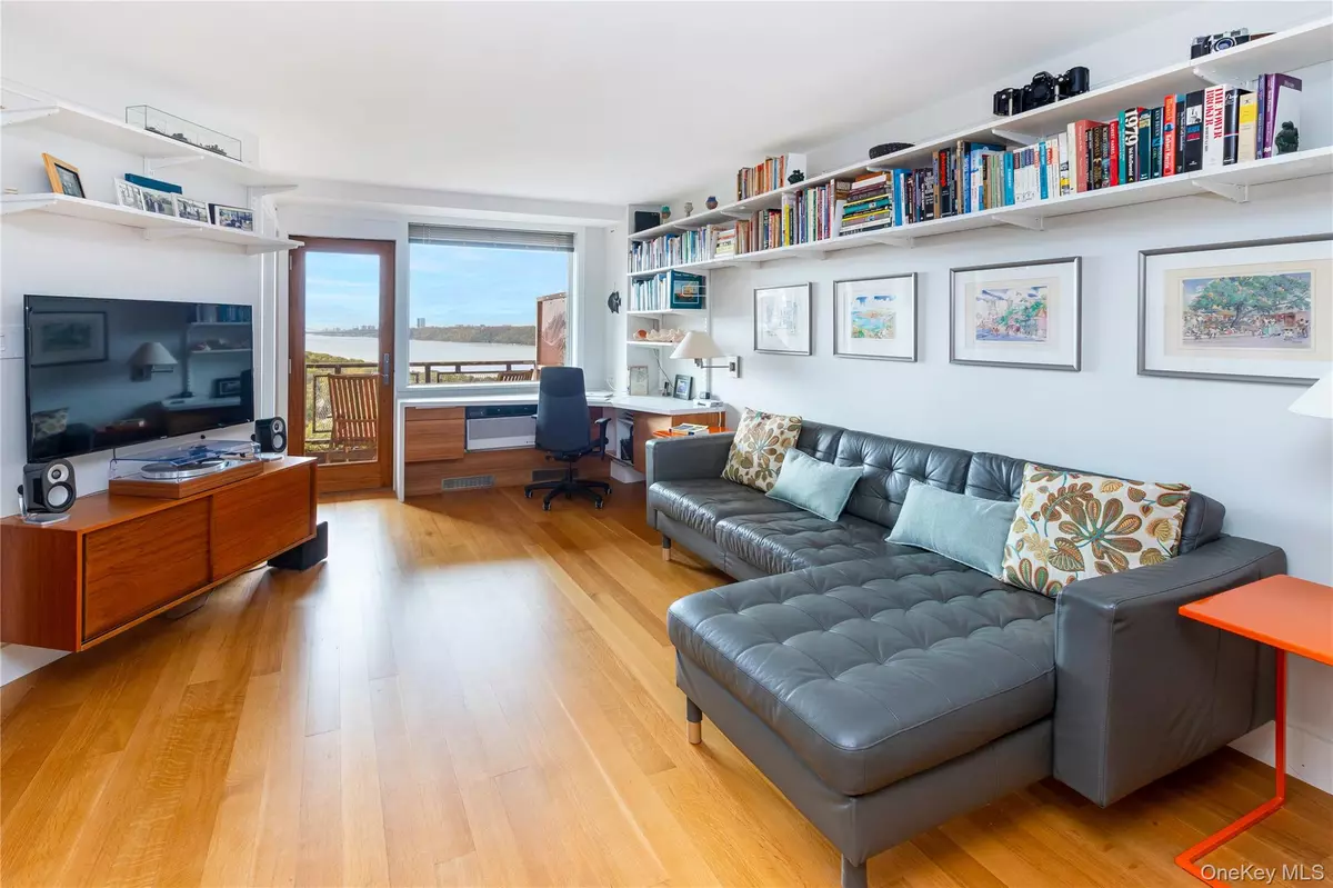 Bronx, NY 10471,5700 Arlington AVE #21R