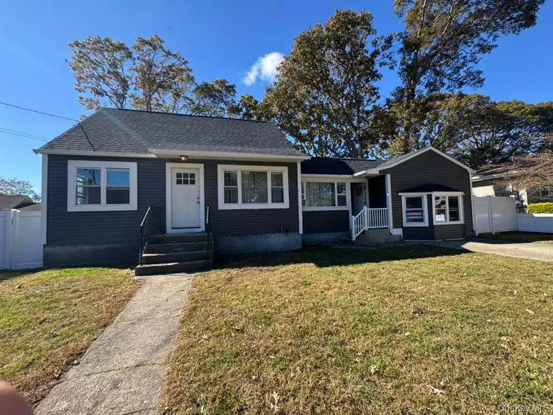 8 Paul DR, Mastic, NY 11950